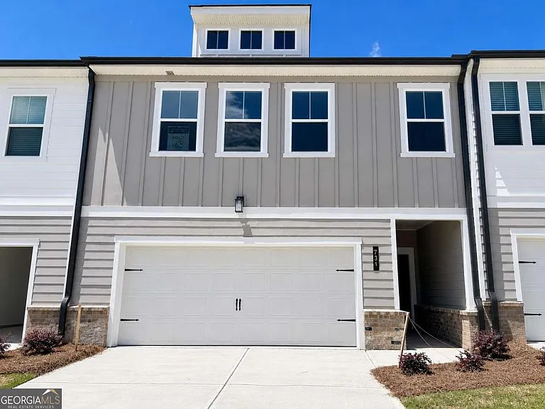 731 Point Place Dr — Photo 1