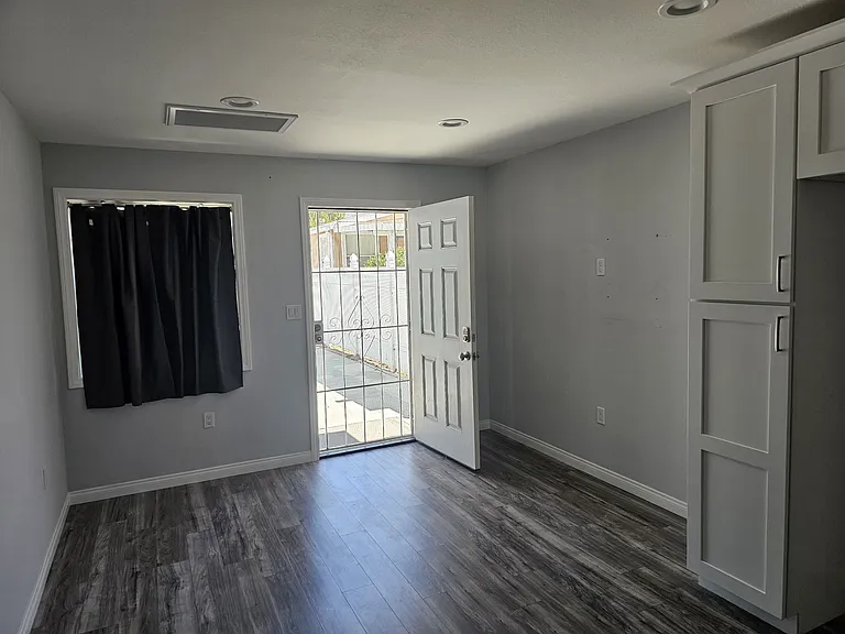 926 W Bayless St — Photo 2