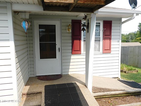3rd image of 5855 Fairhill Ln