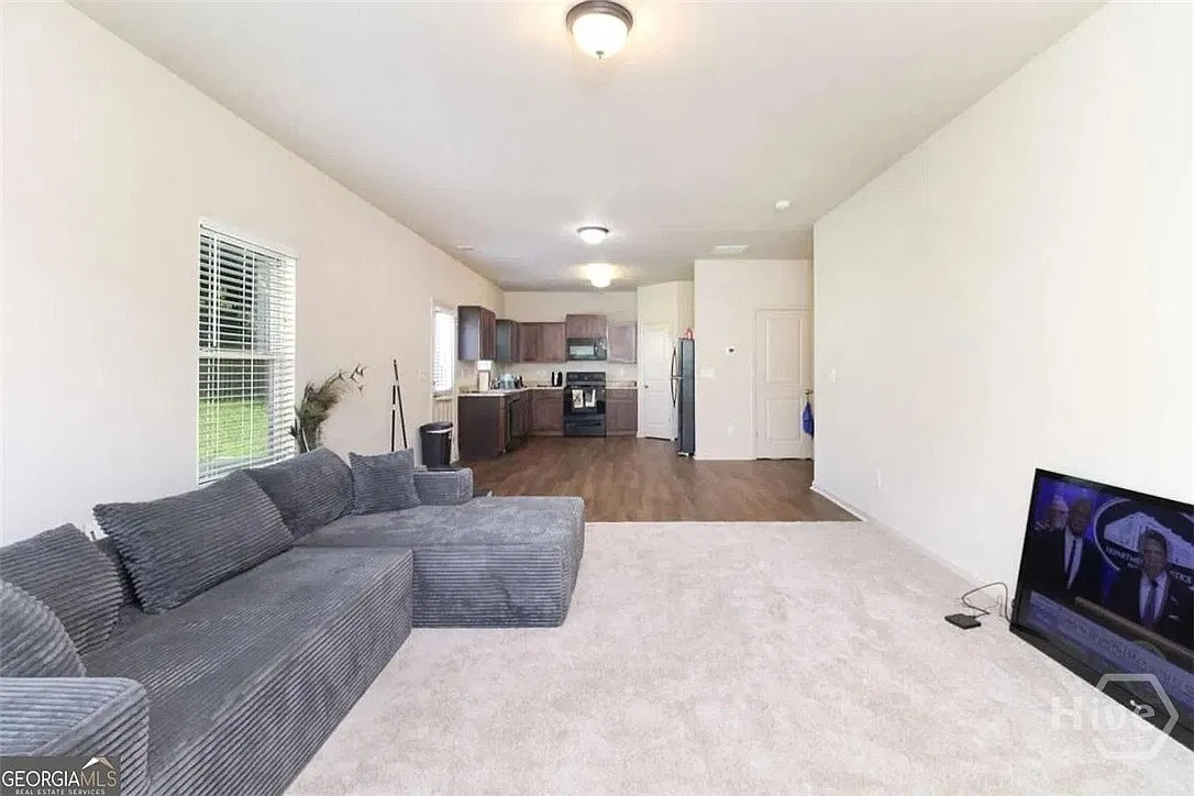 4 bed, 2.5 bath, 1889 sqft, $2,300 — Photo 4