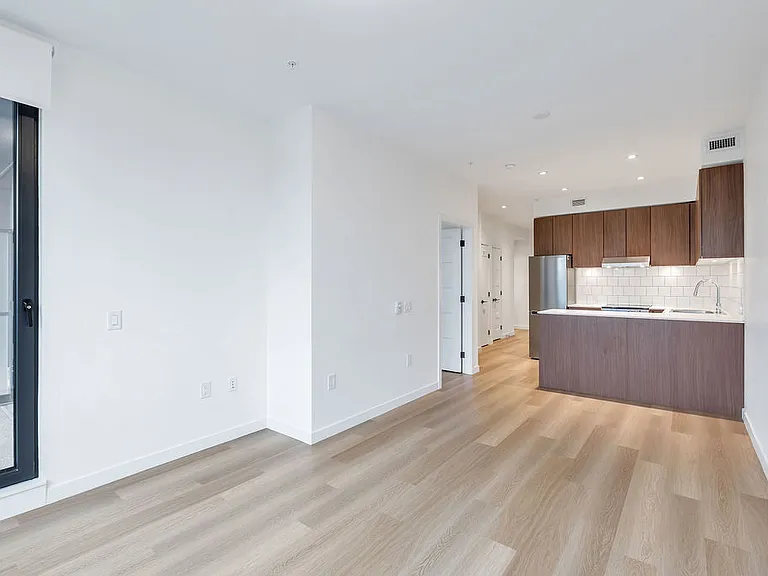 3455 Hastings St E — Photo 80
