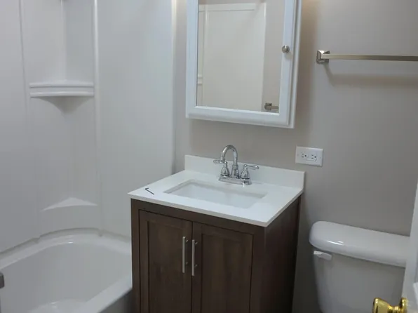 100 N Griffin St APT 8, Grant Park, IL 60940