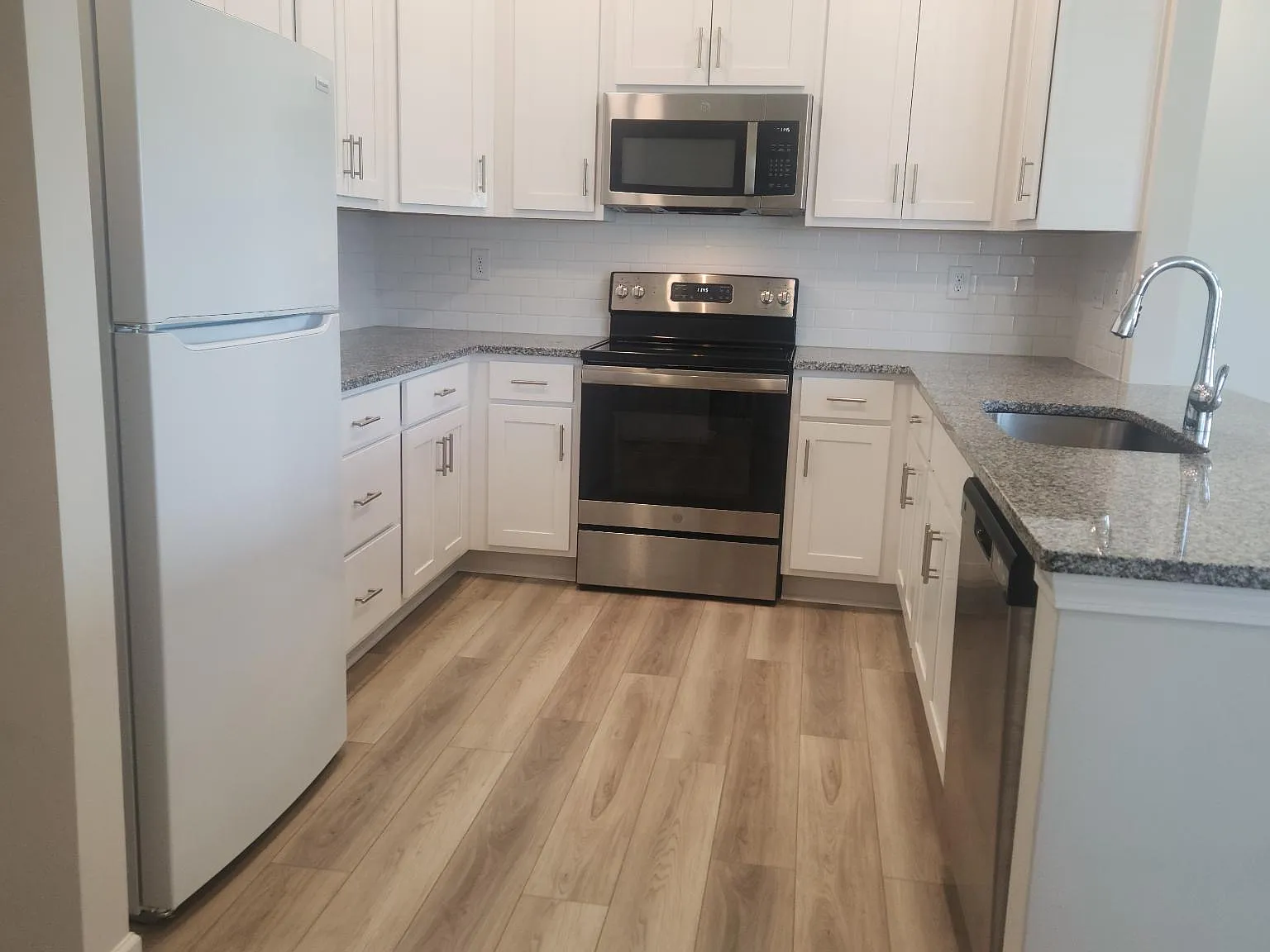 3 bed, 1704 sqft, $2,000 — Photo 2