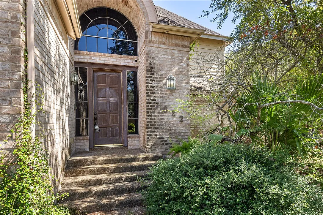 4 bed, 2.5 bath, 2731 sqft, $2,200 — Photo 2