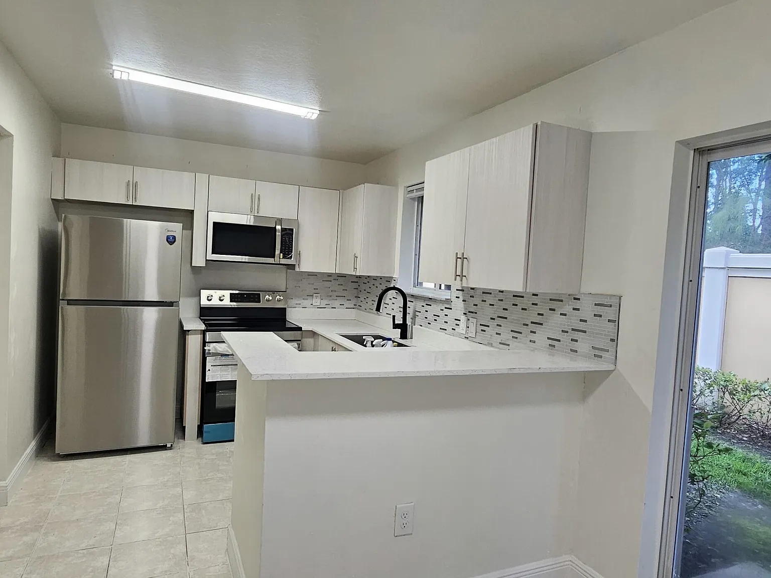 3 bed, 2.0 bath, 1092 sqft, $2,300 — Photo 4
