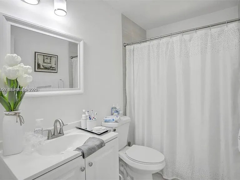 921 E 18th St #2 — Photo 8