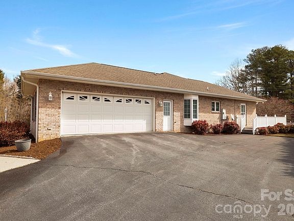 4th image of 390 Classic Oaks Cir