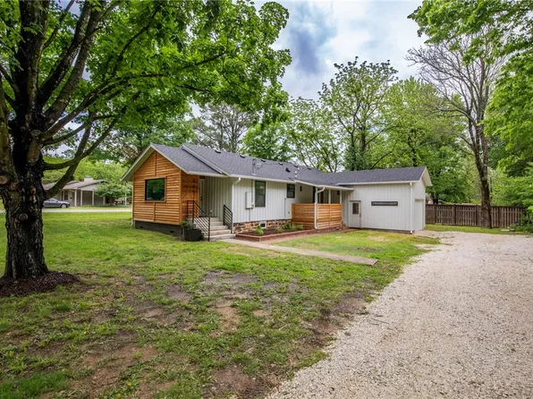 930 E Ash St, Fayetteville, AR 72703
