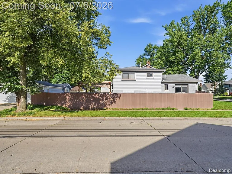 828 E 2nd St — Photo 26