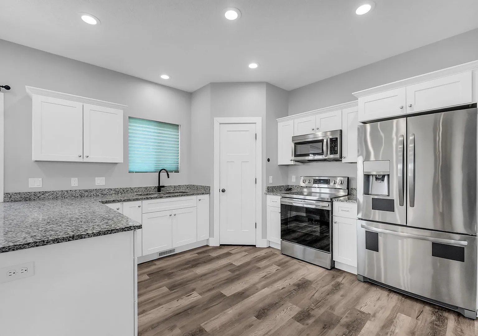Beautiful 2020 Layton Home with High Ceilings & Modern Finishes — Photo 2