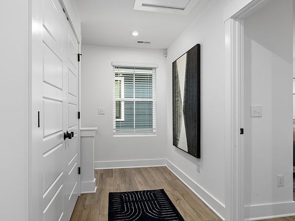 4th image of 554 E Hargett St #253
