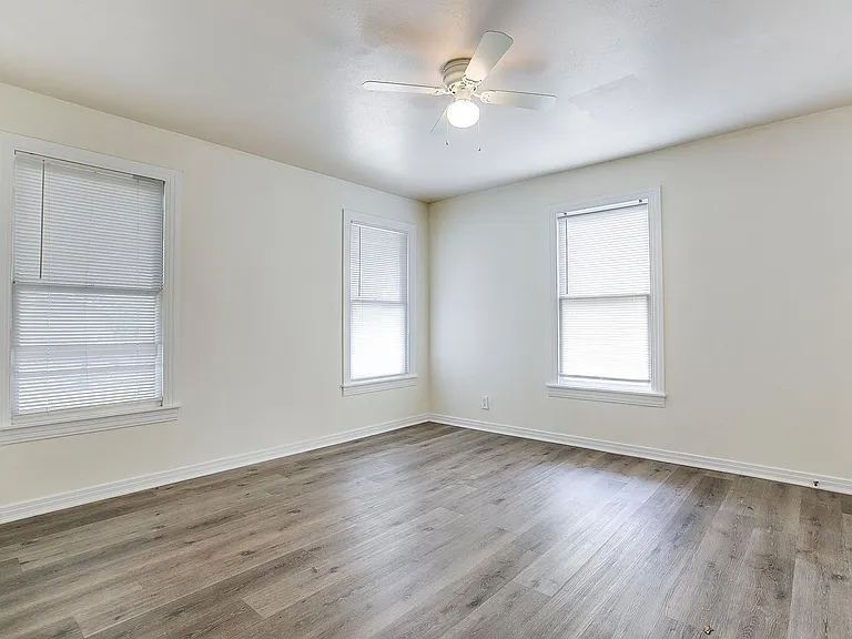1921 W Avenue J — Photo 13