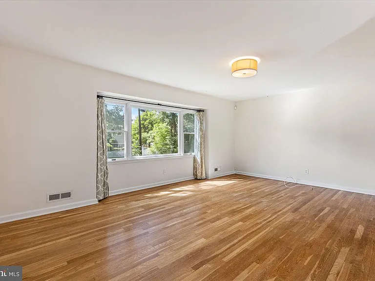 38 Robert Rd — Photo 4