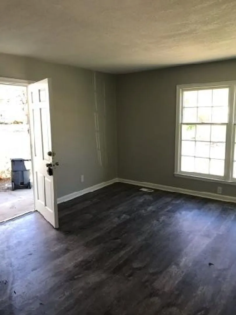 3br 1.5 Bath, Newly Renovated! Garage, Fenced Back Yard, Plank Flooring — Photo 2