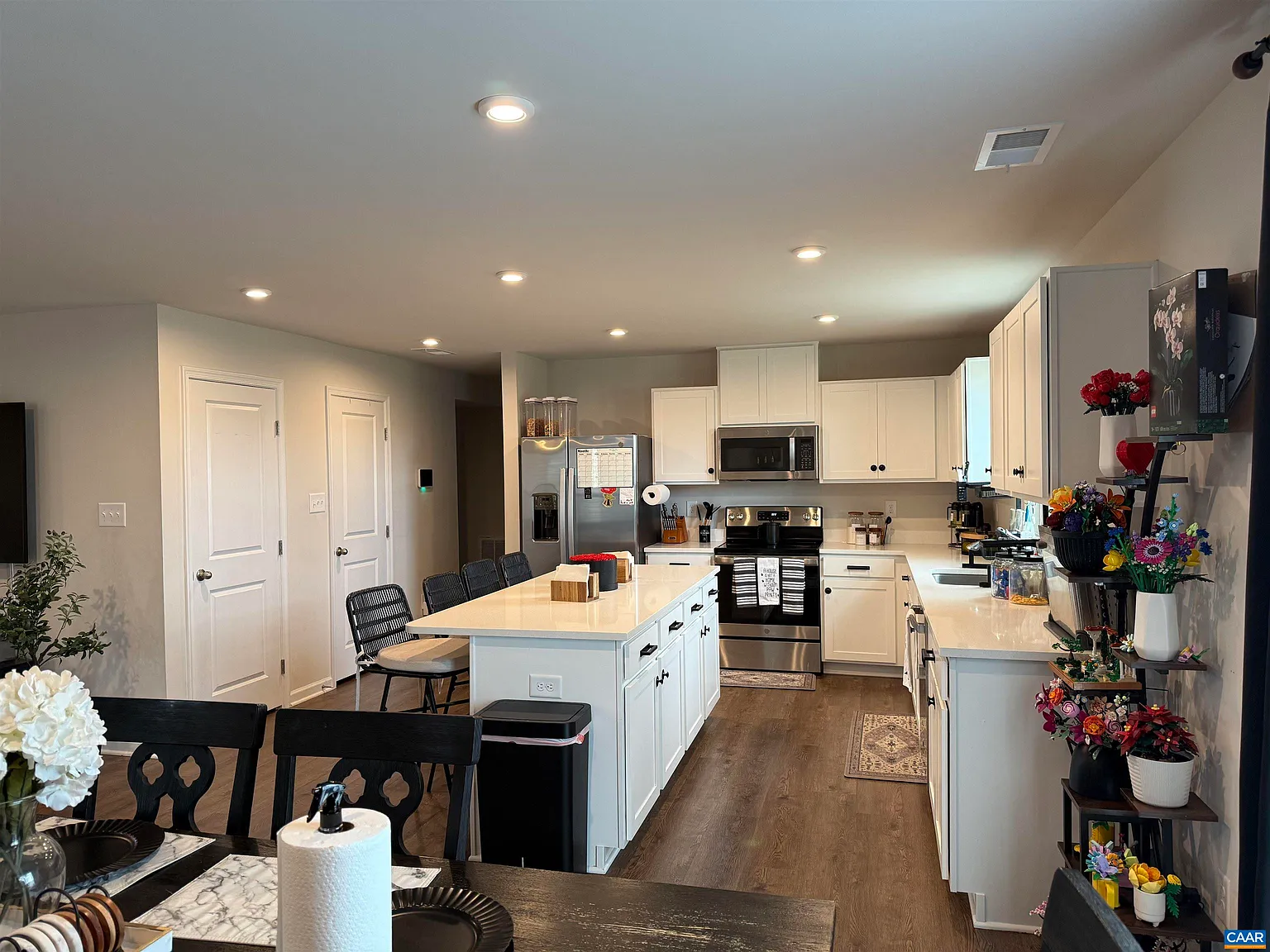 6 bed, 3.0 bath, 2540 sqft, $3,000 — Photo 3