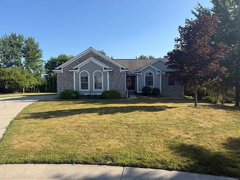 9052 Red Oak Cir — Photo 1