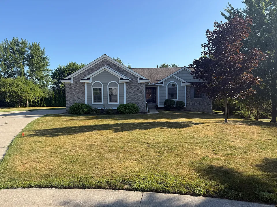 9052 Red Oak Cir