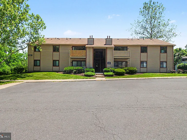 902 Dogwood Ct — Photo 1