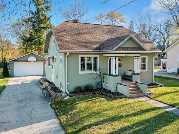 2351 Woodrow Way, Green Bay, WI 54301