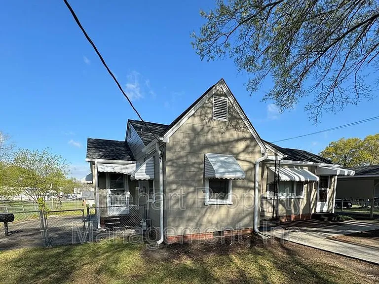 221 Hutchinson St — Photo 2