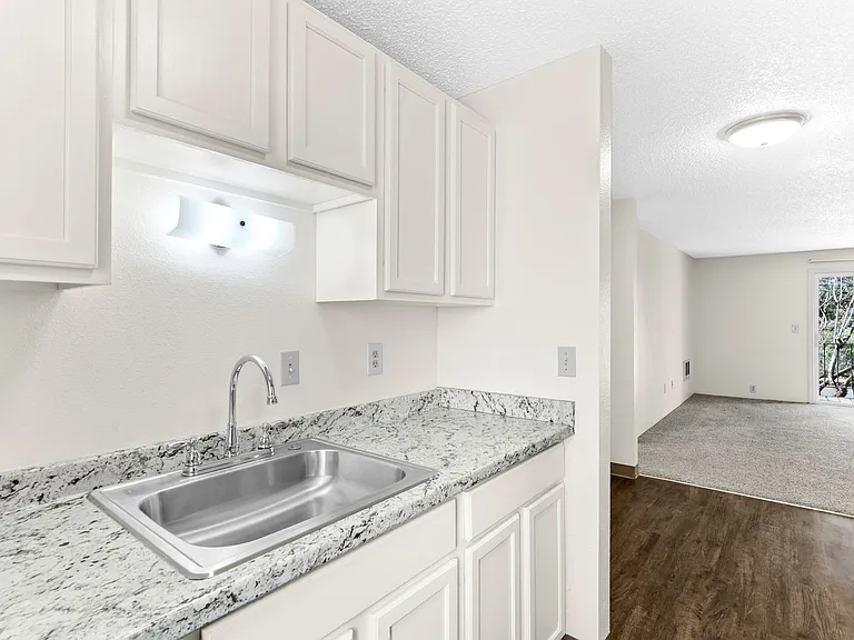 Charbern Apartments — Photo 12