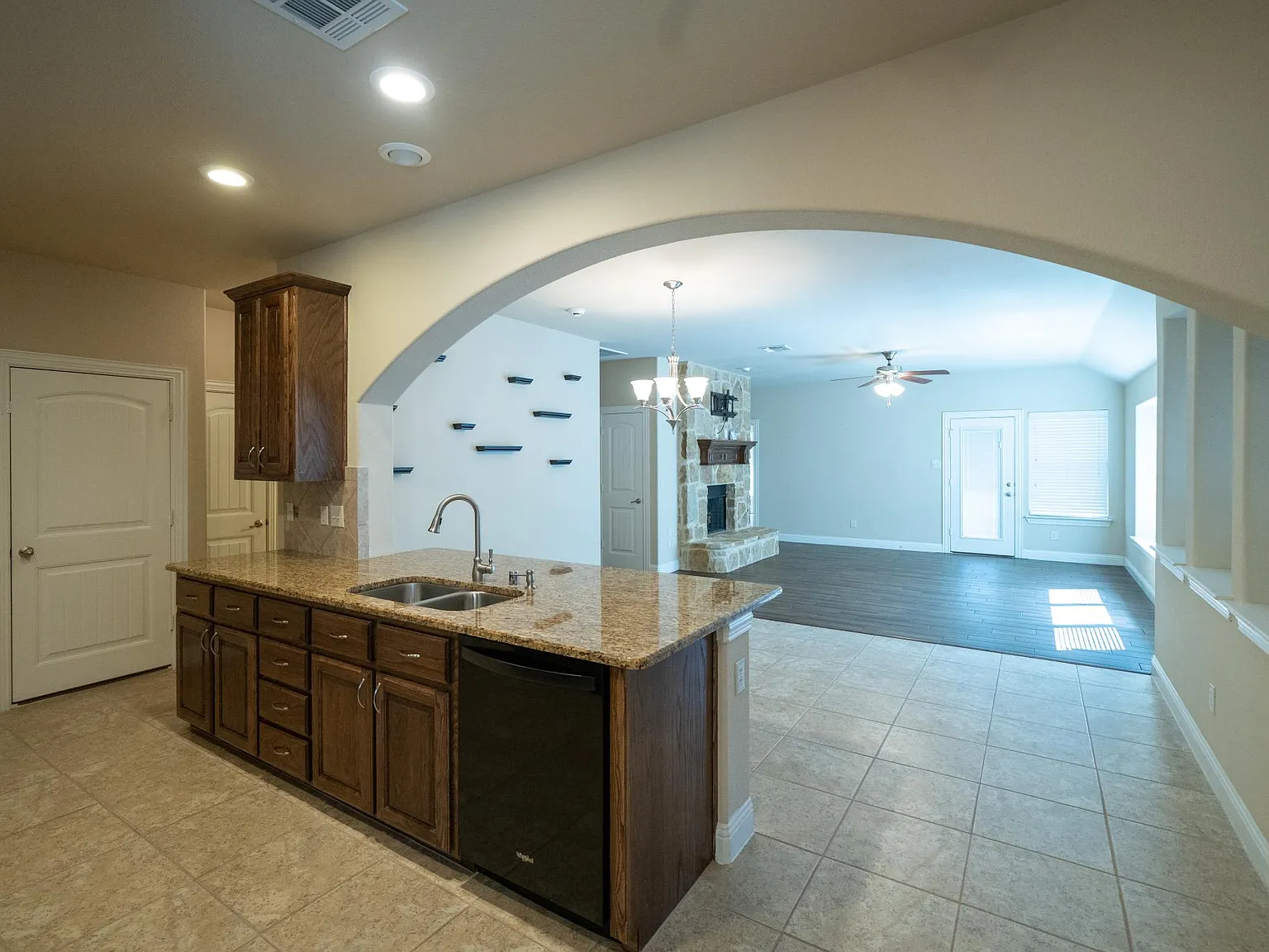 4 bed, 1950 sqft, $2,195 — Photo 4