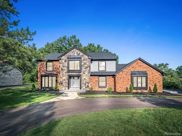 4370 Strathdale Ln, West Bloomfield, MI 48323