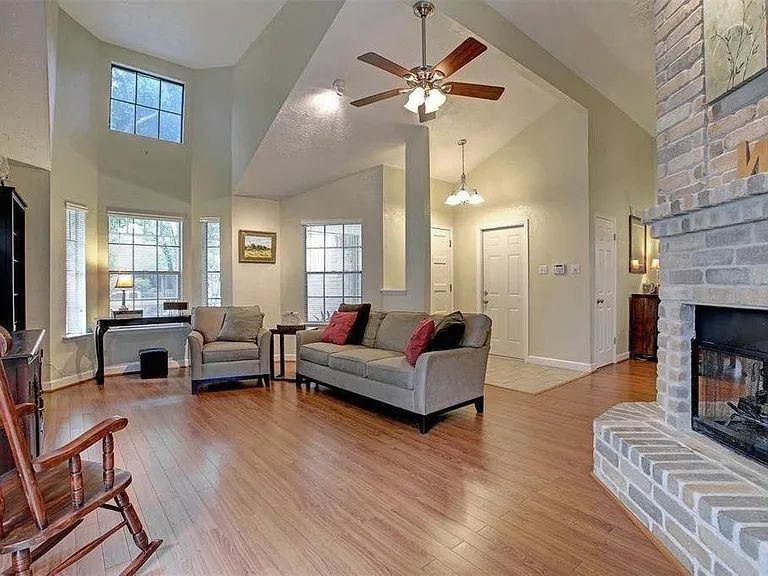 3515 Meadowcrest Ln — Photo 5