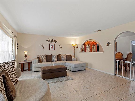 5th image of 525 NW Lincoln Avenue