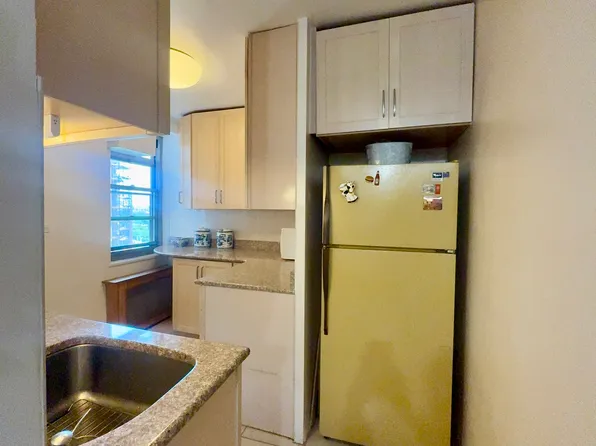 61-20 Grand Central Parkway image 13 of 19