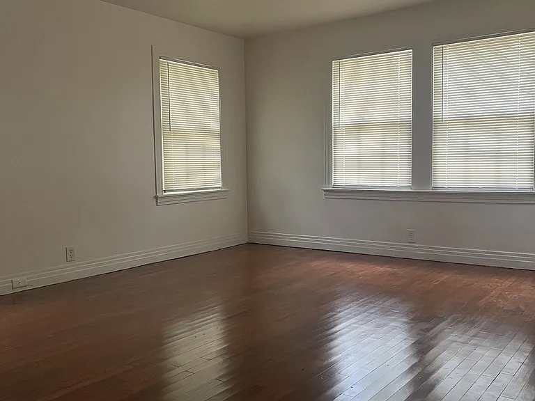 902 W 5th St — Photo 5