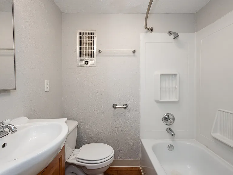 Skylark Apartments — Photo 44