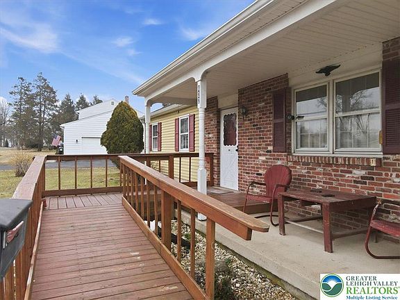 3rd image of 422 Erie Rd