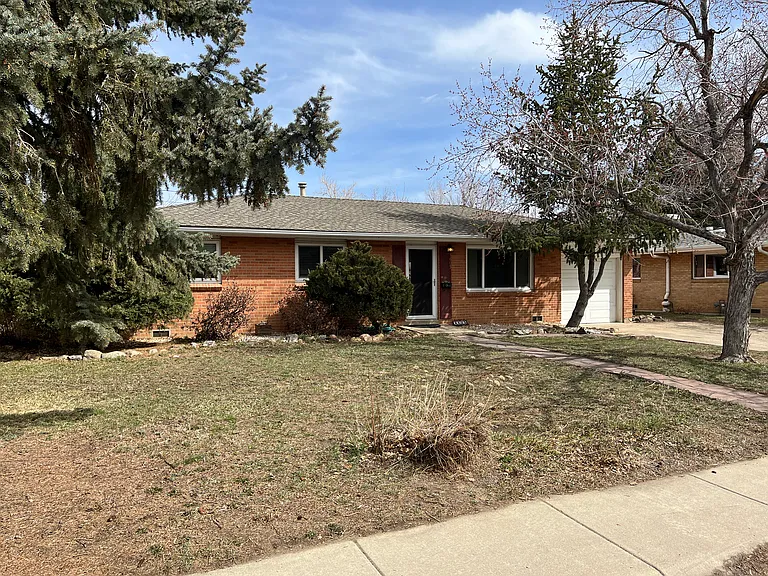 3605 Martin Dr — Photo 2