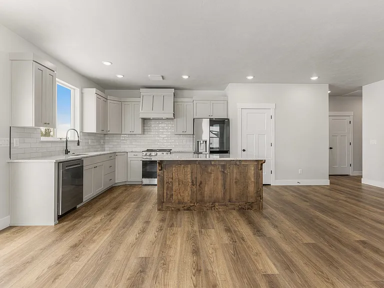 563 S Cutler Ave — Photo 4