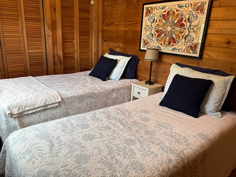 2 twins beds in 4th bedroom 
upstairs