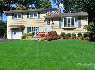 2 Smithfield Rd, Waldwick, NJ 07463