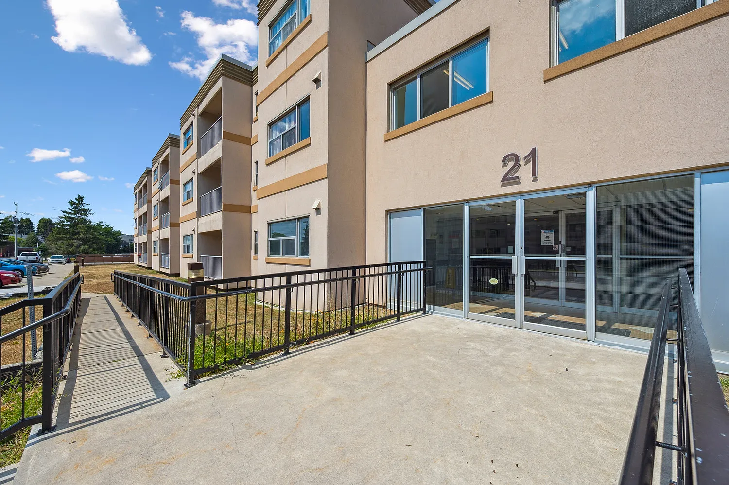 Pioneer Apartments — Photo 1