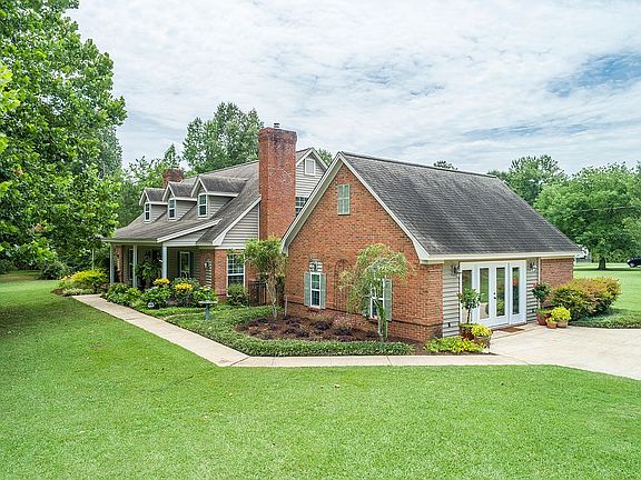 2nd image of 69 Lincoln Dr