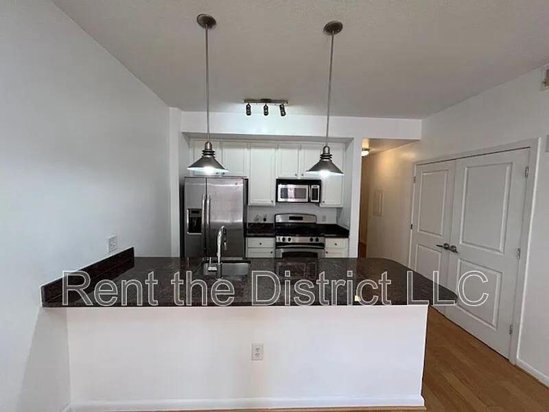 2 bed, 2.0 bath, 954 sqft, $3,300 — Photo 4