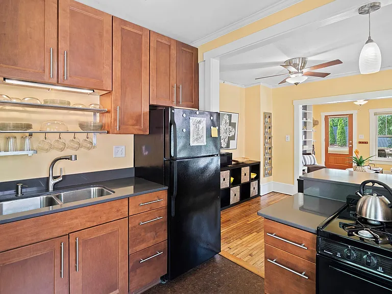 59 Elizabeth Pl #A — Photo 2