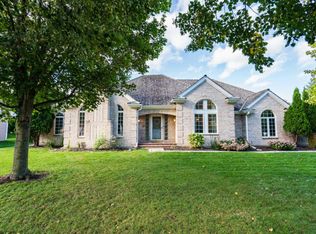 8285 S Country Club Cir, Franklin, WI 53132