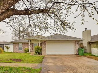 612 S 1st St, Yukon, OK 73099