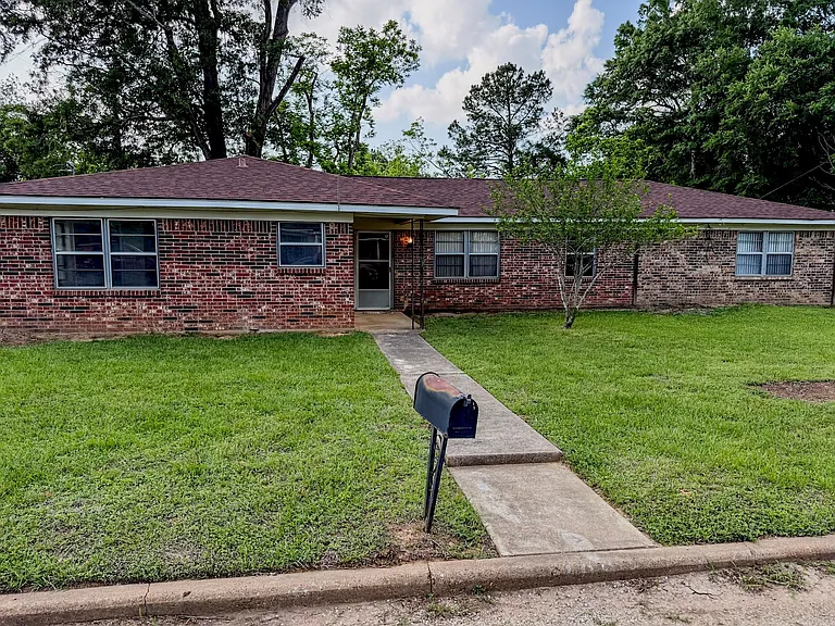 109 Lakeway Dr — Photo 2