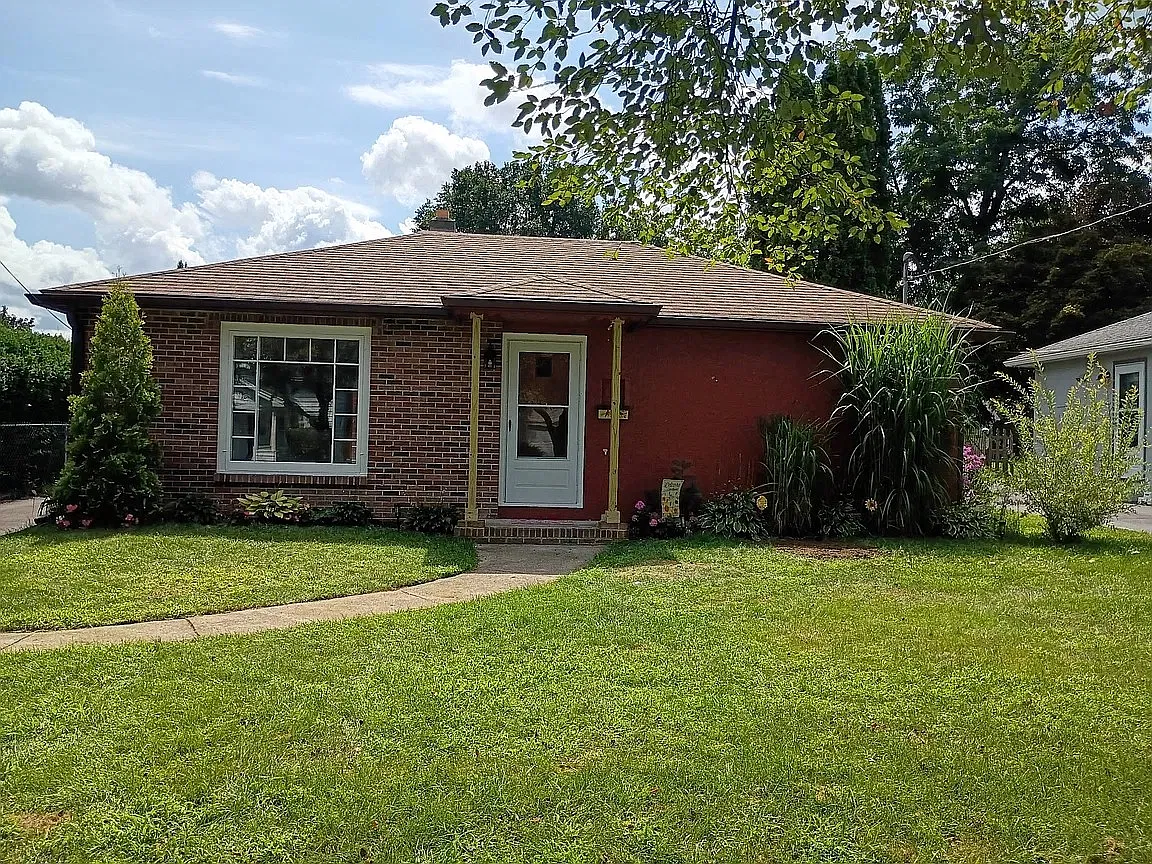3 bed, 1104 sqft, $2,350 — Photo 1