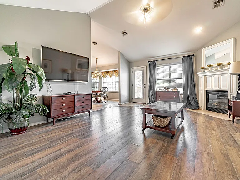 1807 Pine Ave — Photo 3