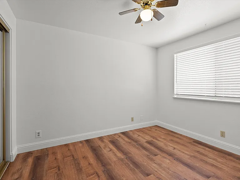 319 Maine St #B — Photo 16
