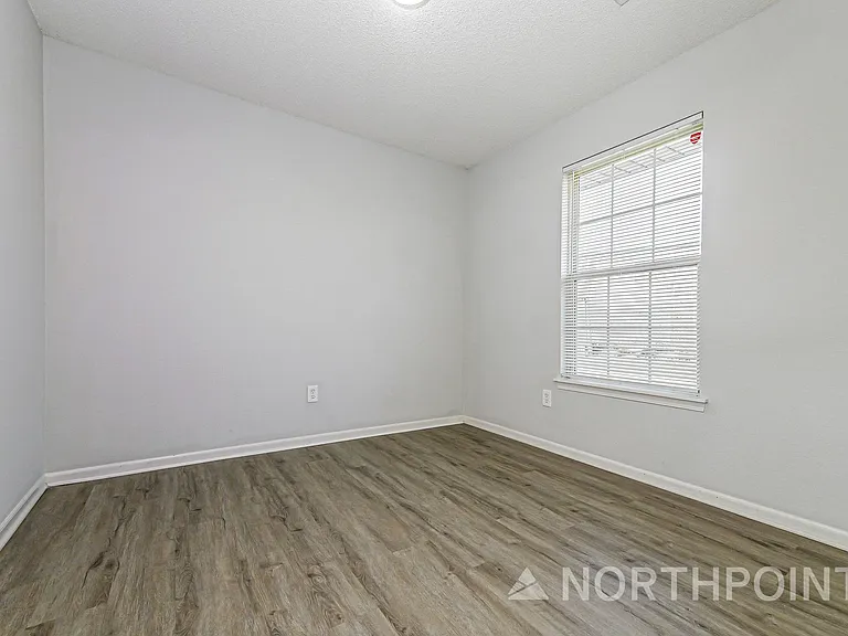 305 NW Woodbury Dr — Photo 13