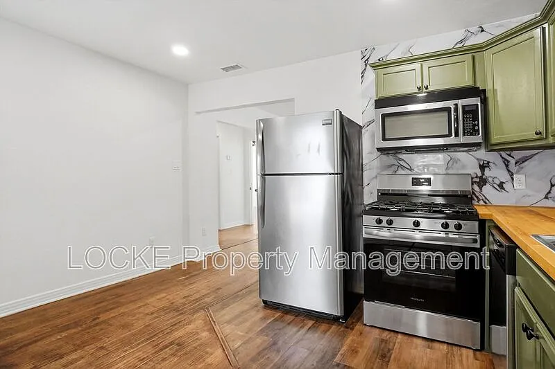2 bed, 1.0 bath, 995 sqft, $1,699 — Photo 3