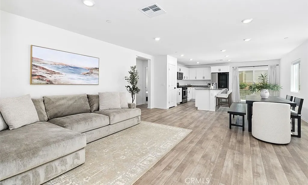 5 bed, 2400 sqft, $3,475 — Photo 3